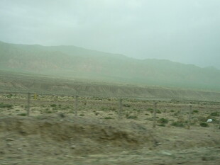 荒漠中的朦胧远山