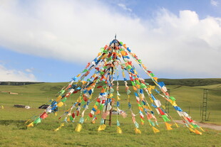 草原上的五彩经幡阵