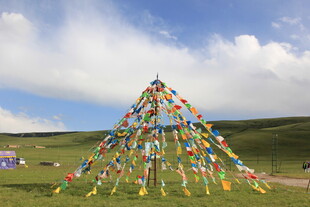 草原上的五彩经幡