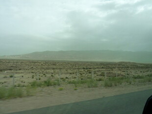 车窗外的荒漠景观