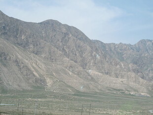 壮丽山脉下的开阔地貌