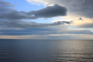 海上日落时分的壮丽景象