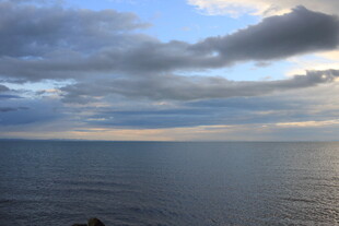 海上黄昏天空与云朵景观