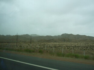 公路旁的荒凉山丘景观