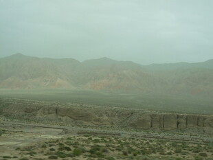荒漠中的山峦与稀疏植被
