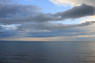 海上黄昏天空与云层景观