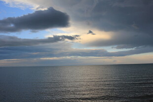 海上日落时分的壮丽景象
