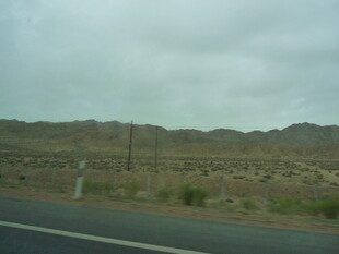 公路旁的荒漠景观