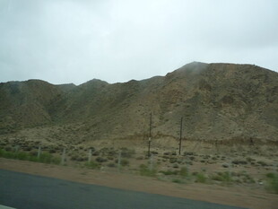 公路旁的荒凉山脉景观