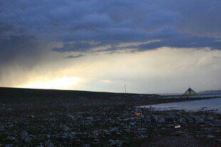海边乌云笼罩的壮观景象