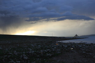 暴风雨前夕的旷野景象
