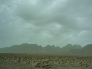 荒漠上空的阴沉灰云