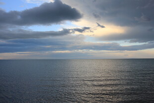 海上日落时分的壮丽景象