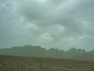 阴天沙漠与远处山峦景观