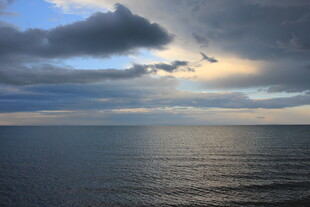 海上日落时分的壮阔景象
