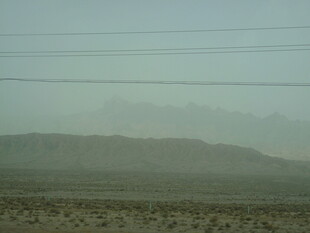 沙漠中的朦胧远山景象