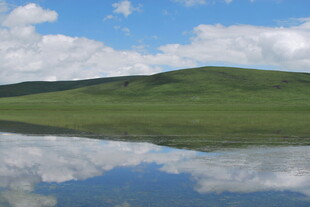 草原湖泊美景倒映蓝天