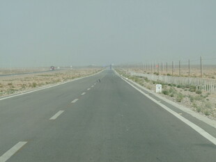 空旷公路延伸向远方