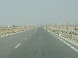 空旷公路延伸向远方