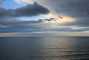 海上日落时分的壮丽景象
