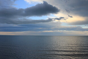 海上日落时分的壮丽景象