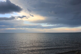 海上乌云下的静谧时刻