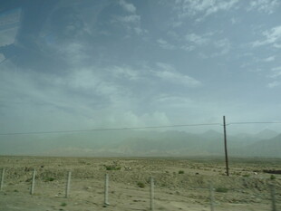 旷野中的围栏与电线杆