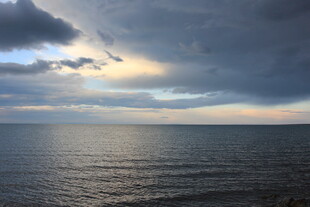 海上乌云下的壮丽光影