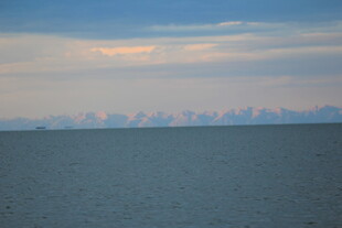 广阔海面与远处天际线
