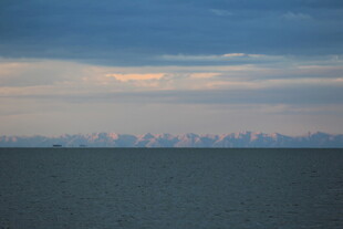 广阔海面与天边的云层