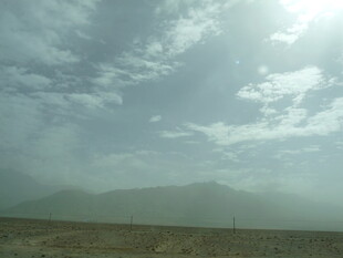 旷野云雾缭绕的朦胧景致