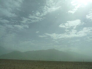 旷野之上的云与朦胧远山