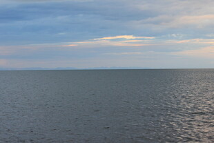 广阔海面与天边的淡云