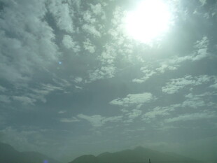 阳光穿透云层的天空景象