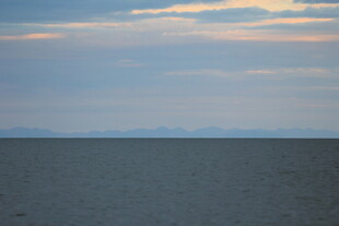 广阔海面与天边云彩