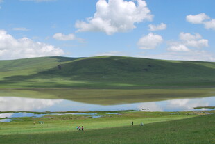 草原湖泊美景如画