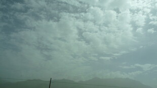 天空中的云朵与远山