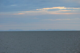 广阔海面与天边云彩