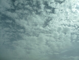 天空中的絮状云朵