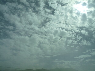 天空中密布的层叠云朵