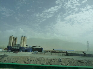 沙漠中的工业设施景观