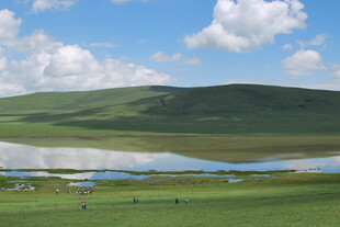 草原湖泊美景
