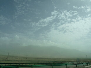 公路边的天空与朦胧远景