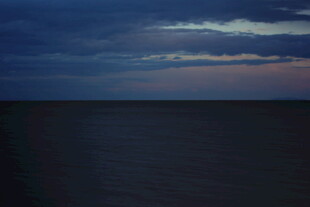 夜幕下的广阔海面