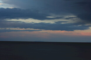 黄昏时分的天空与地平线