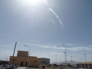 阳光下的开阔建筑场景