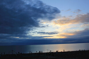 海边日落时分的壮丽天空