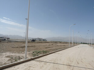 空旷道路旁的林立路灯