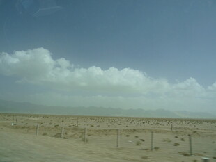 广袤沙漠上的蓝天白云