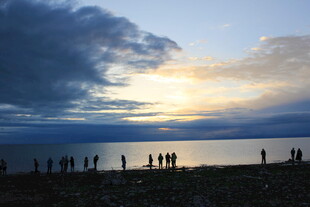 海边日落时的人群剪影